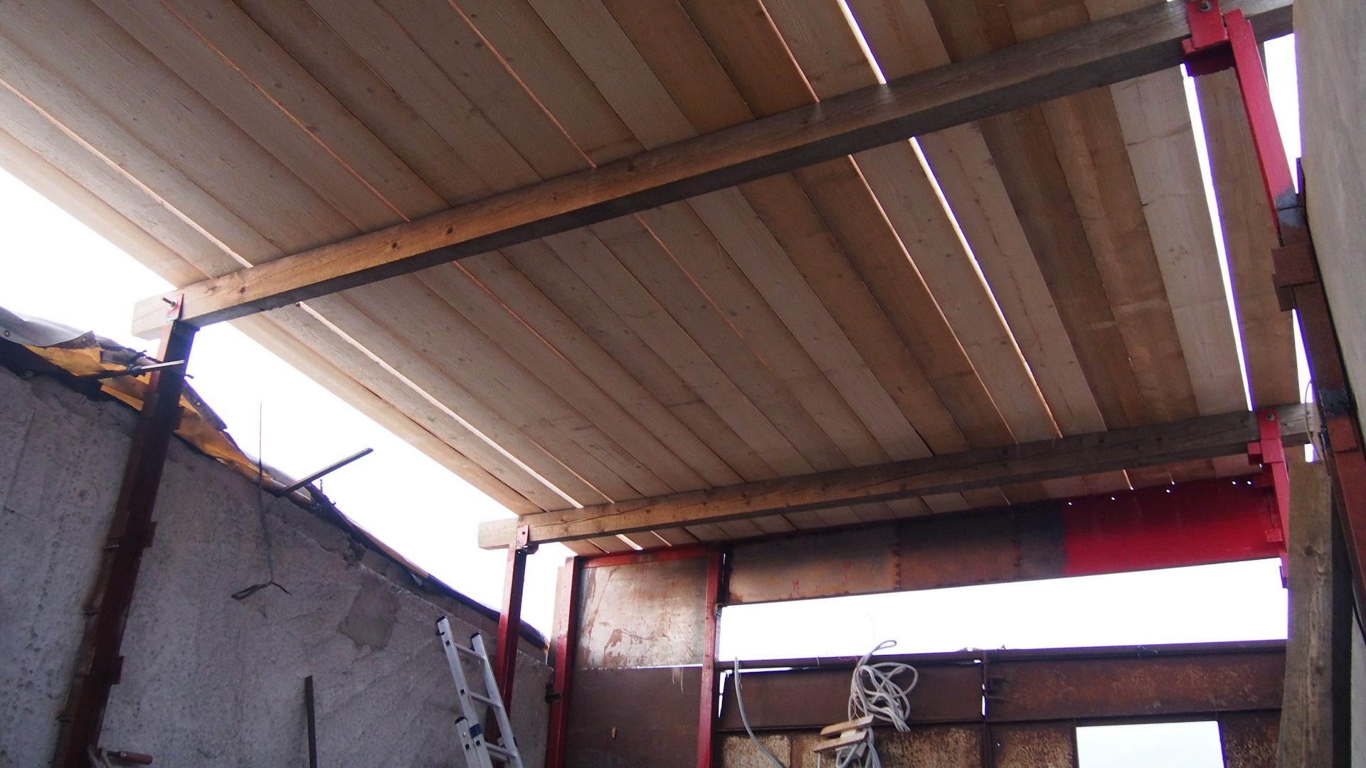 Как перекрыть крышу гаража металлопрофилем своими руками