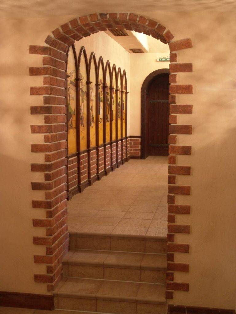 Отделка дверных проемов декоративным кирпичом в коридоре фото