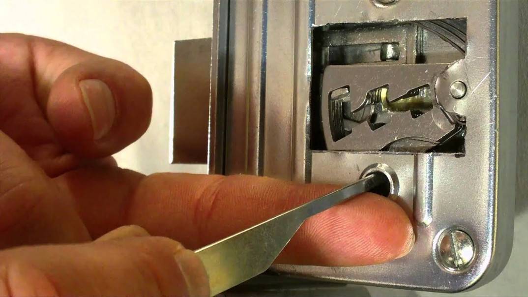 Как открыть дверь если сломалась ручка: что делать если дверь не открывается : gardian-msk.ru