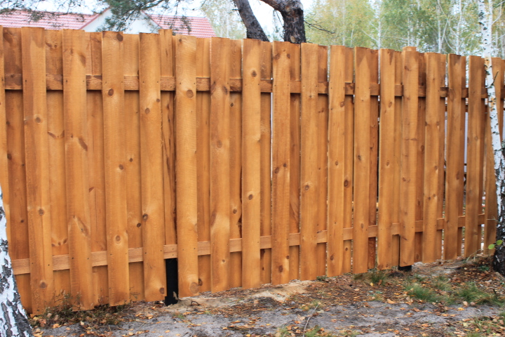 Забор из горбыля своими руками: пошаговая инструкции по строительству (фото, видео)