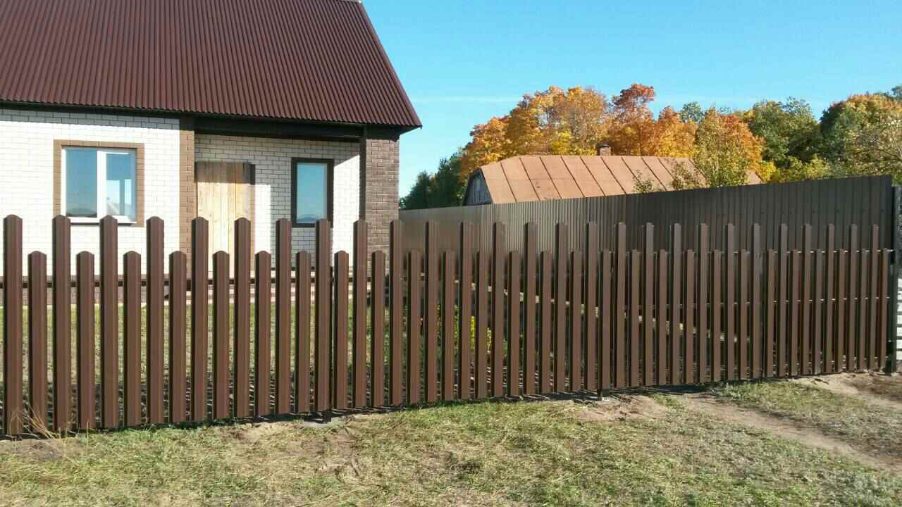 Чем покрасить деревянный забор из штакетника – выбор подходящей краски и ее нанесение — дачники лайф
