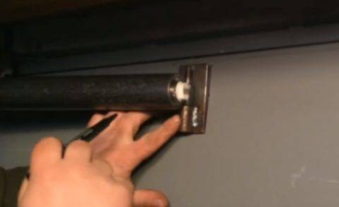 Ремонт доводчика двери: своими руками видео, вытекло масло и как отремонтировать, починить дверной, сломался