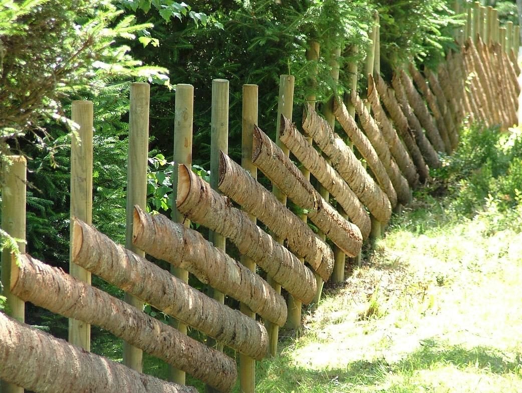 Как украсить забор: 12 эконом идей своими руками