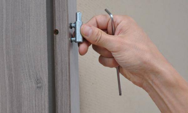 Как снять межкомнатную дверь с петель своими руками: пошаговая видеоинструкция