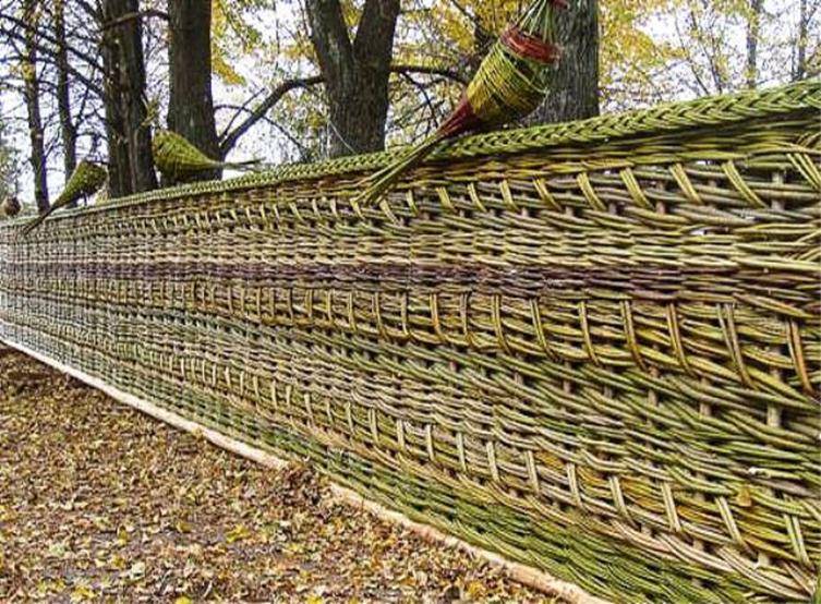Плетеный забор - материалы для изготовления и технология