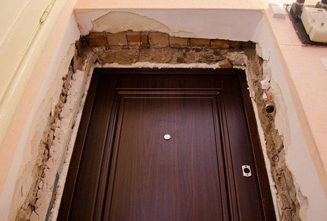 Отделка откосов входной двери изнутри квартиры: чем ее выполнить и как сделать ее своими руками