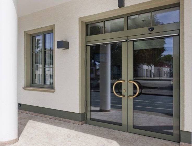 Достоинства алюминиевых входных дверей из алюминиевого профиля