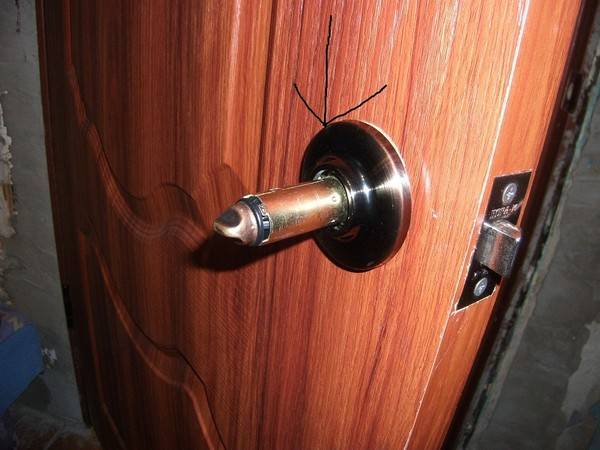 Простые способы снять ручку с межкомнатной двери?