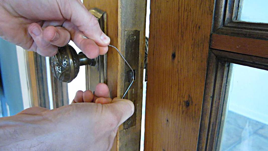 Как можно открыть дверь если сломалась ручка: основные поломки и пути их устранения