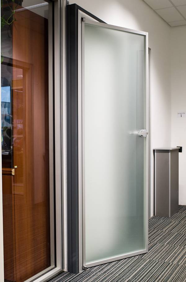 Алюминиевые входные двери со стеклом: разбираем суть