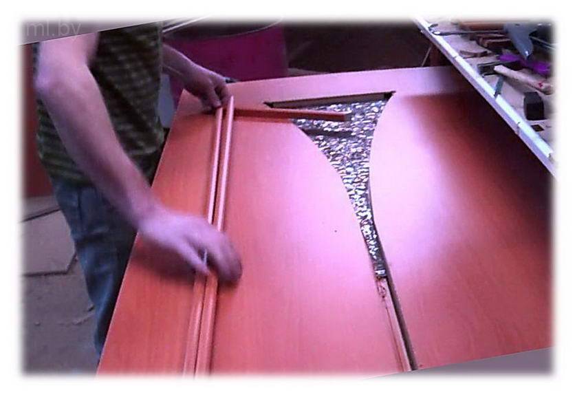 Как вставить стекло в межкомнатную дверь без штапиков самому - видео