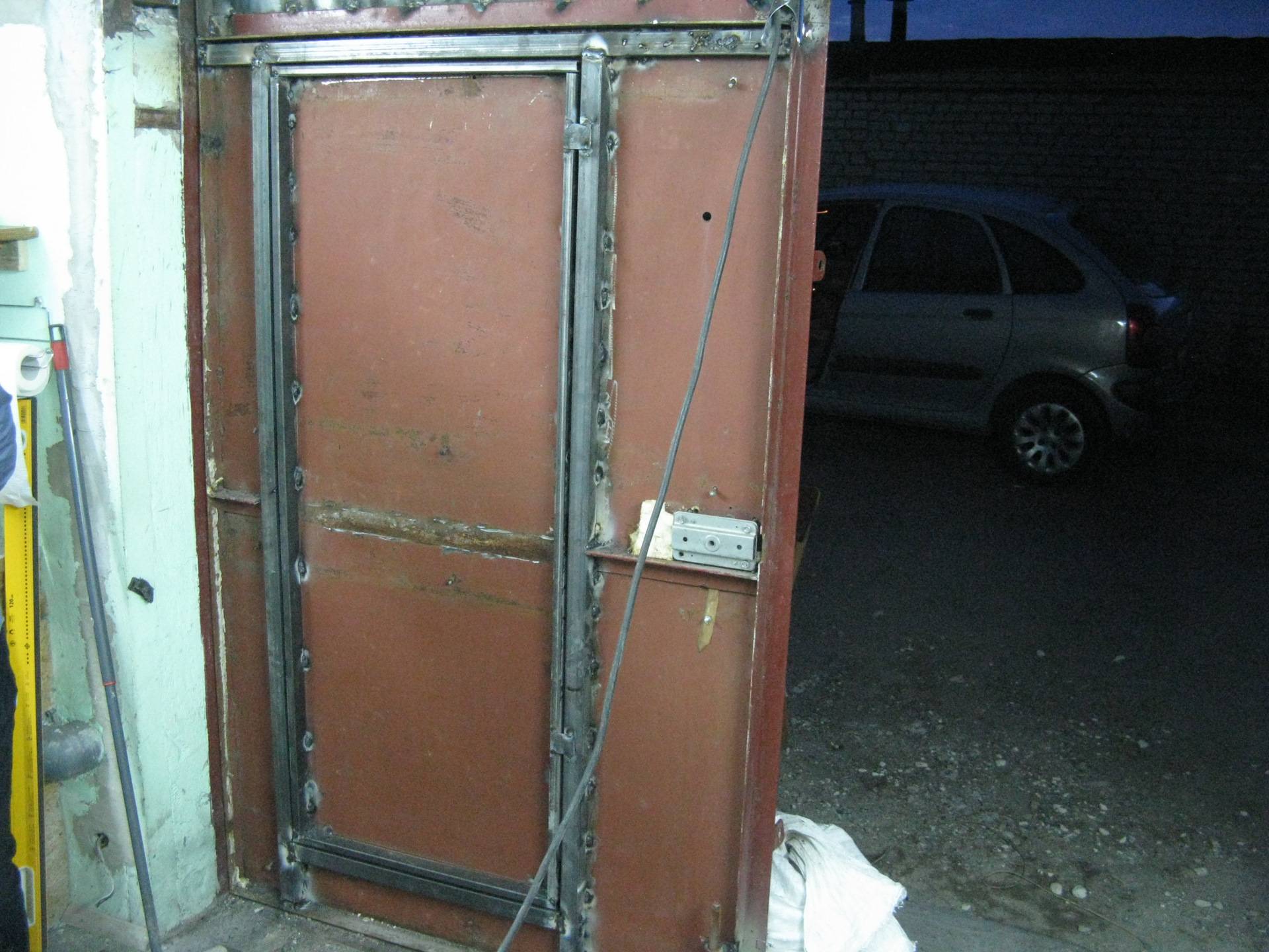 Установка металлической двери в гараж