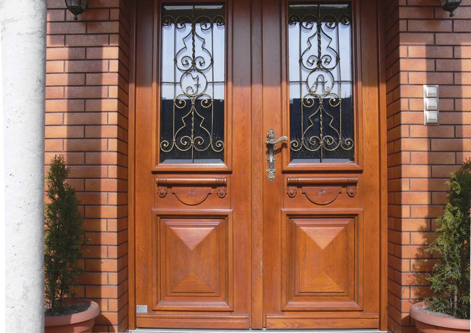 Как выбрать уличные двери для деревянного дома?