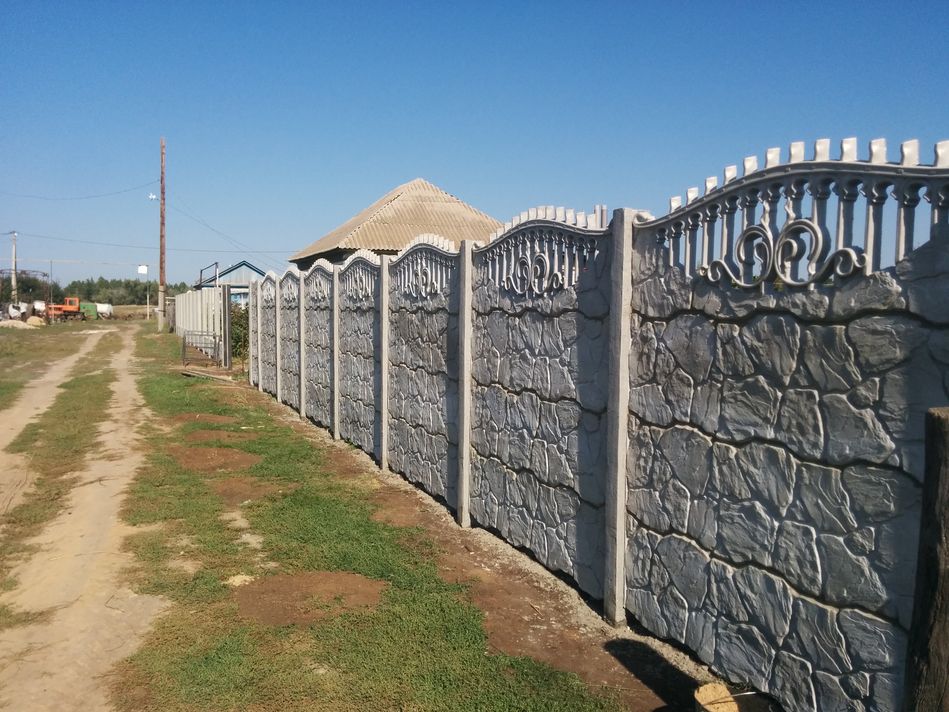 Бетонный секционный забор: защитное обрамление территории