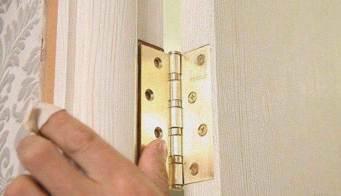 Как правильно снять межкомнатную дверь с петель своими руками