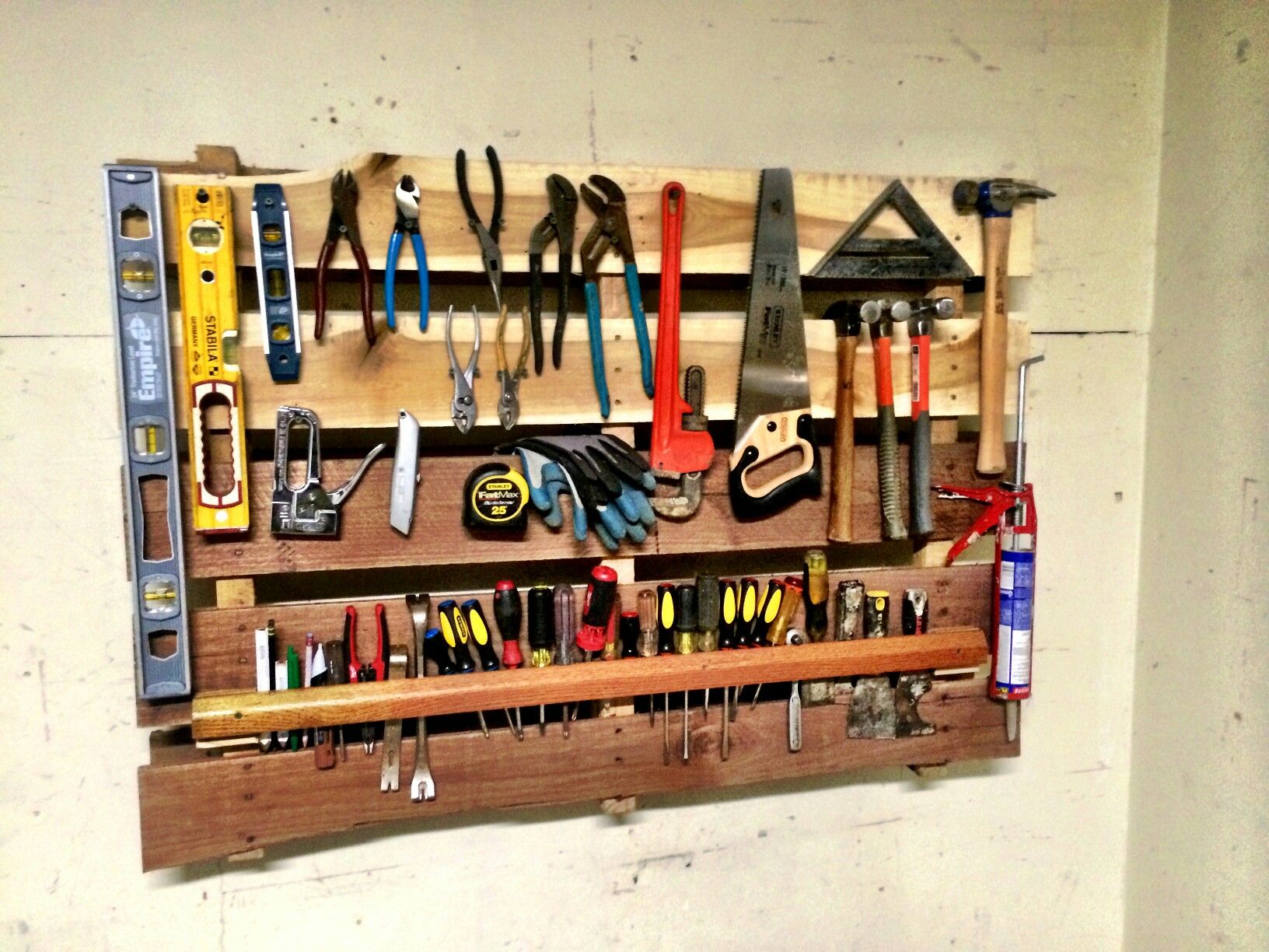 Хранение инструмента в гараже своими руками: размещаем ключи на стеллажах, щитах, панелях, используем системы хранения, фото-материалы