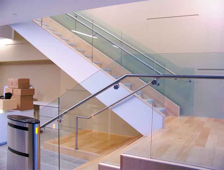 Делаем стеклянные ограждения лестницы в коттедже: как правильно выбрать и установить