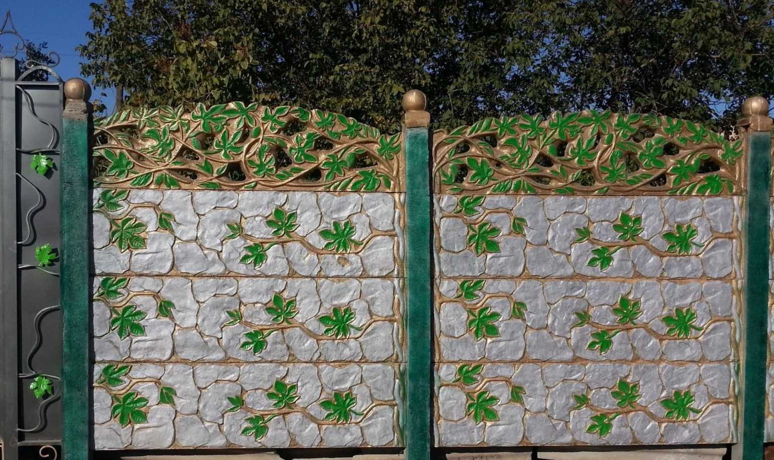 Бетонный забор (61 фото): железобетонное ограждение и изделие из бетона, универсальная конструкция из плиты и панелей, краска для ворот