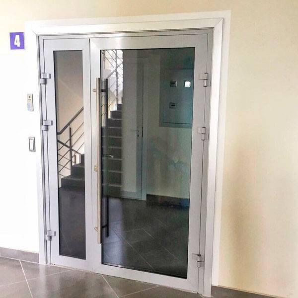 Алюминиевые входные двери со стеклом из теплого и холодного профиля, разновидности конструкции