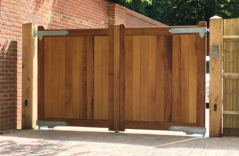 Красивые деревянные ворота для частного дома