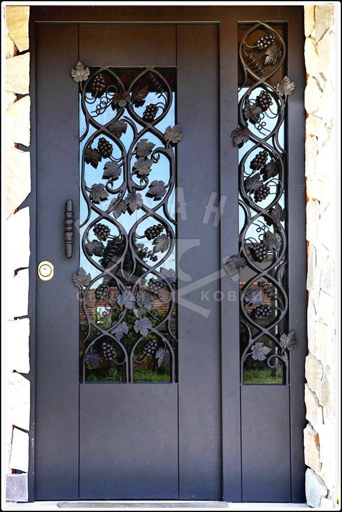 Кованые двери железные (металлические, стальные) и деревянные с фурнитурой, одно- и двухстворчатые, под старину, тамбурные, уличные, арочные, для квартир и домов