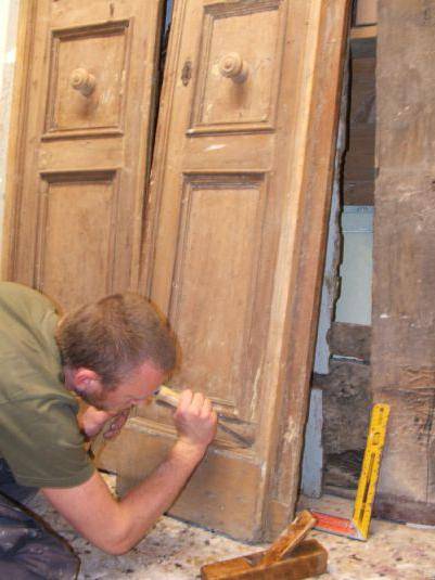 Как можно отреставрировать старую дверь