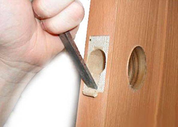 Как самостоятельно установить в межкомнатную дверь защелку — пошаговая инструкция