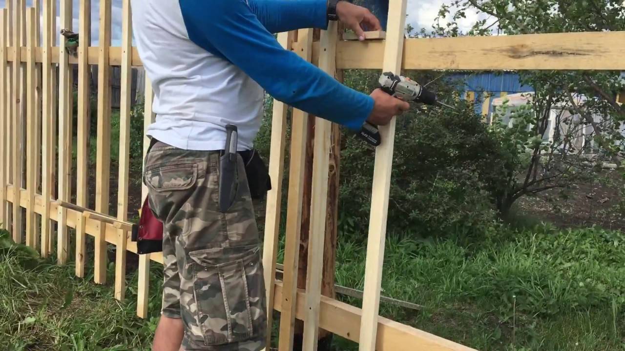 Забор из деревянного штакетника своими руками: расчет, размеры, монтаж, оригинальные идеи