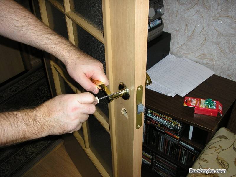 Врезка защелки в межкомнатную дверь. как самостоятельно установить в межкомнатную дверь защелку — пошаговая инструкция