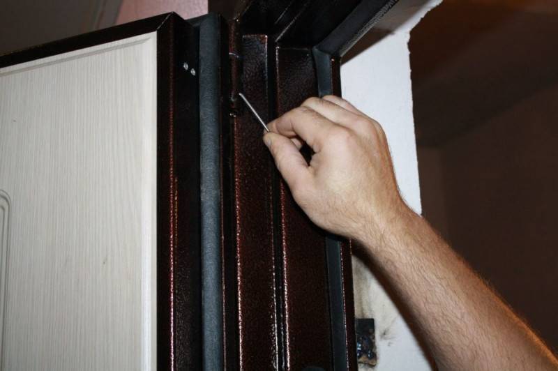 Как утеплить входную металлическую дверь на зиму?
