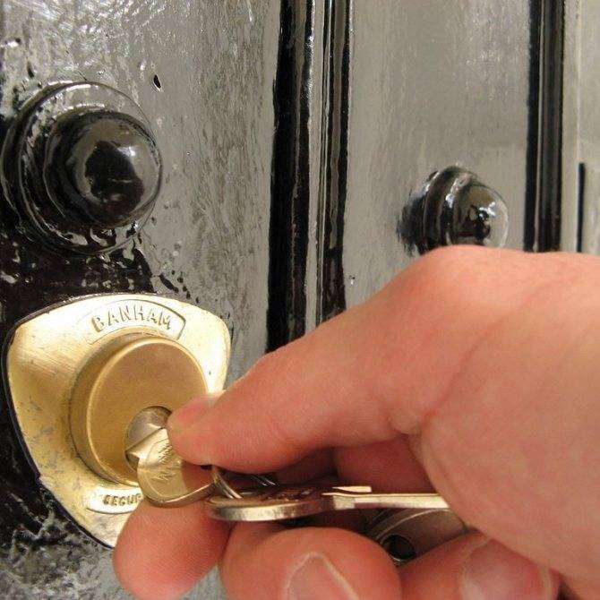 Что делать если застрял ключ в замке двери