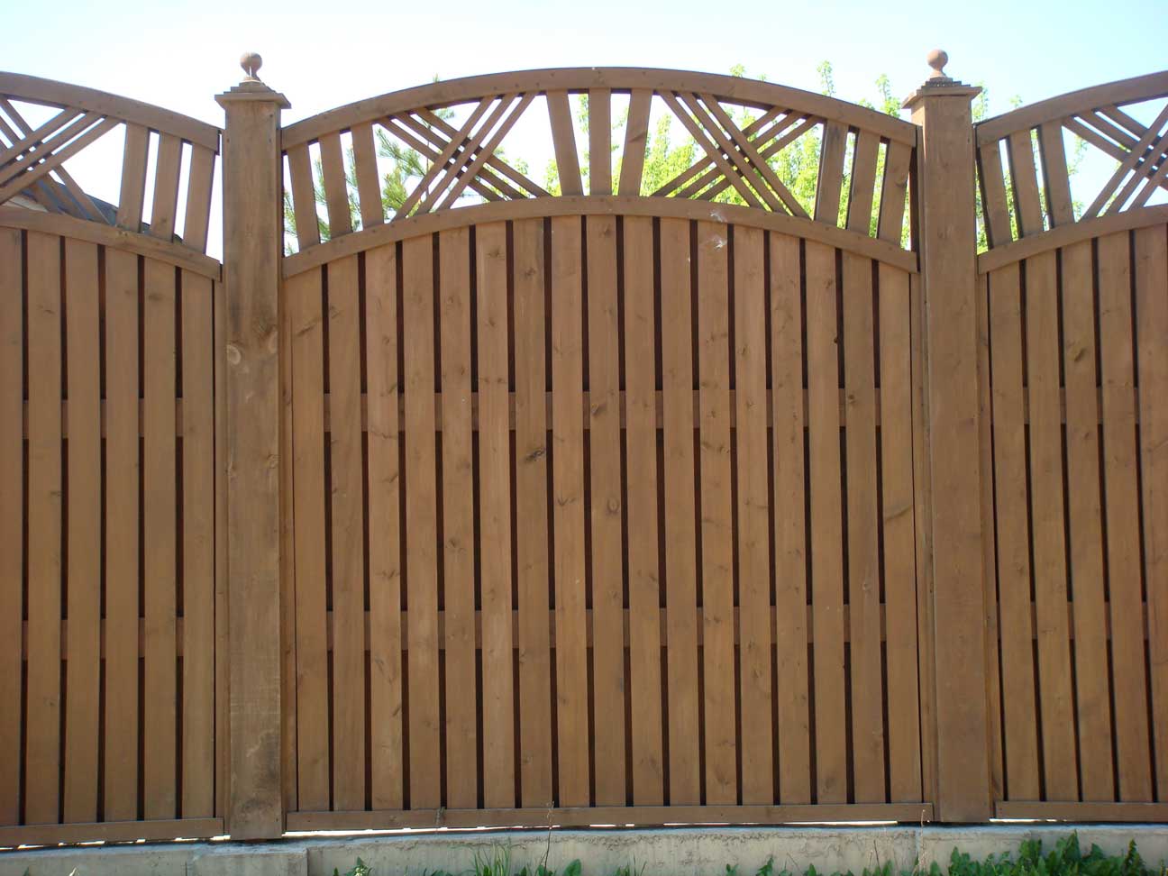 Забор из дерева: критерии выбора. подбор сборочной схемы. сборка ограждения на деревянных и бетонных опорах