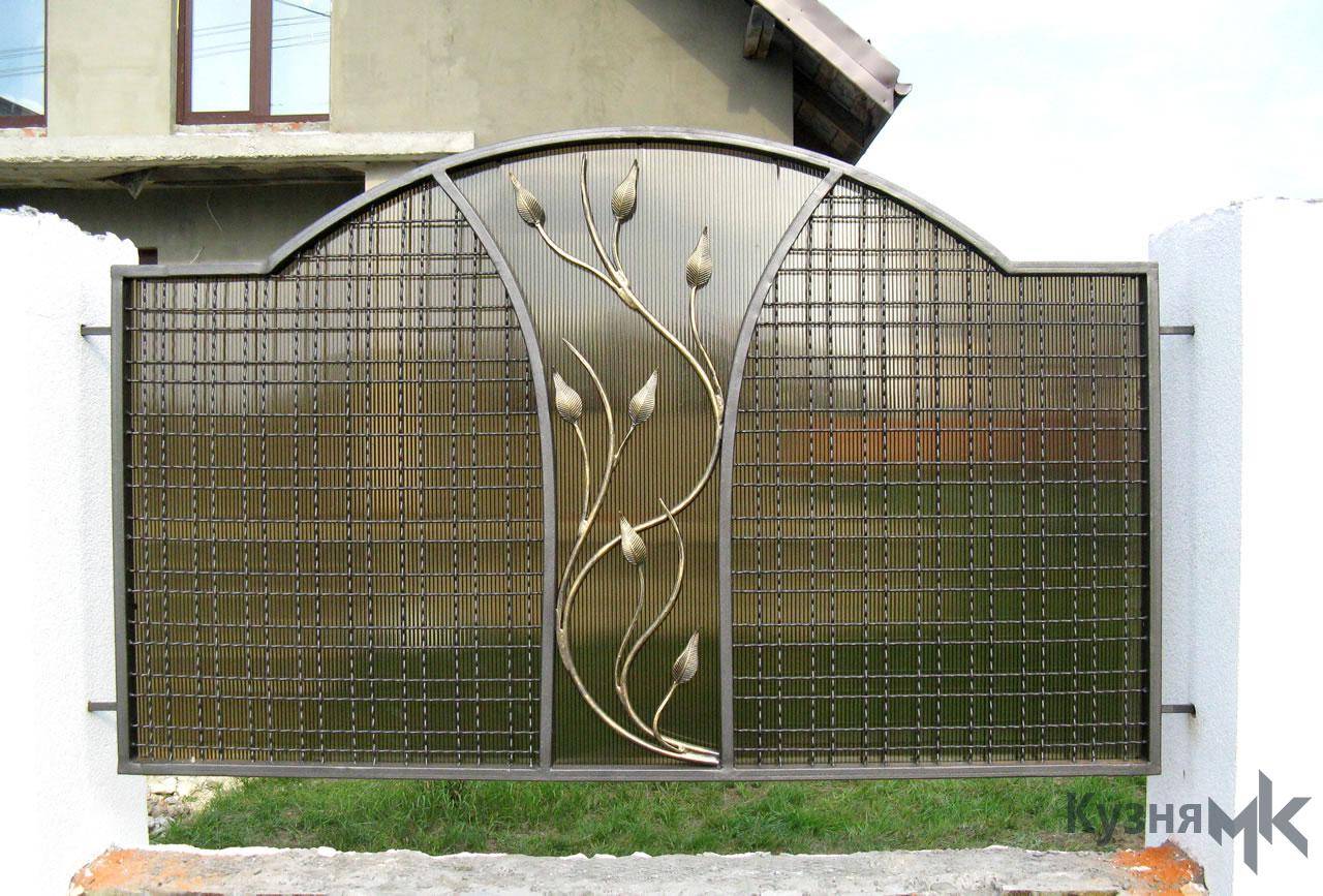 Кованые ворота с поликарбонатом