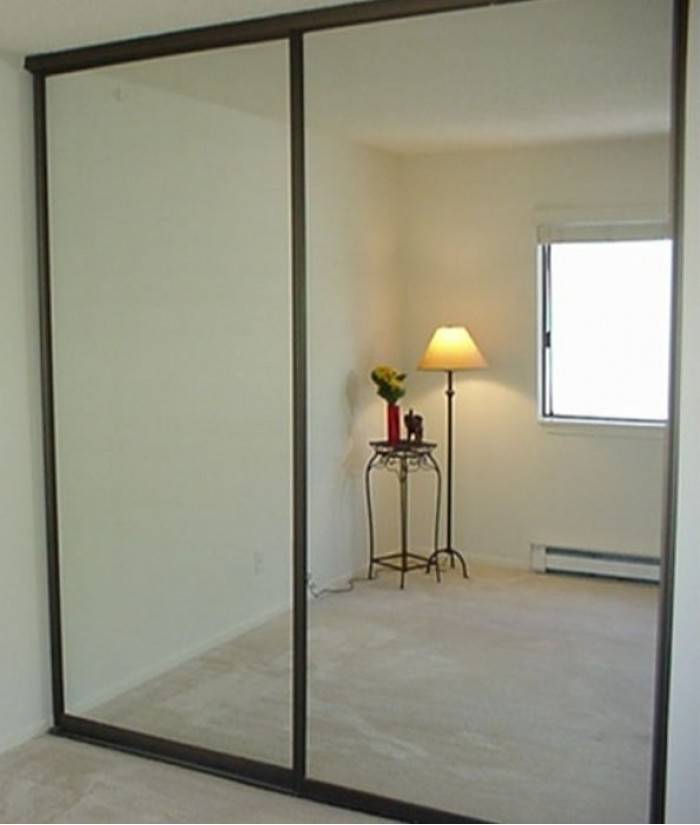 Гардеробная комната: планировка в прихожей, с раздвижными дверями, в квартире, маленькая гардеробная