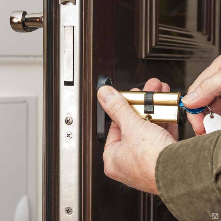 Поменять личинку в замке железной двери: как самостоятельно заменить в входной металлической двери