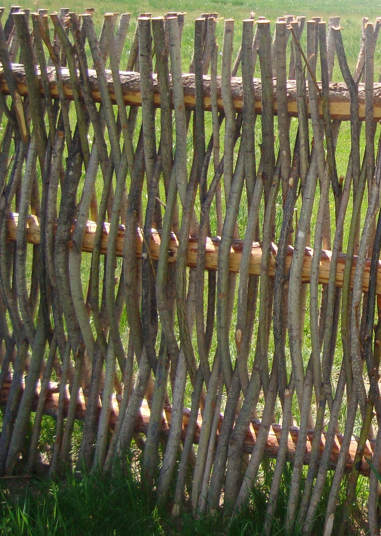 Плетеный забор своими руками: делаем из досок и веток с пошаговой инструкцией