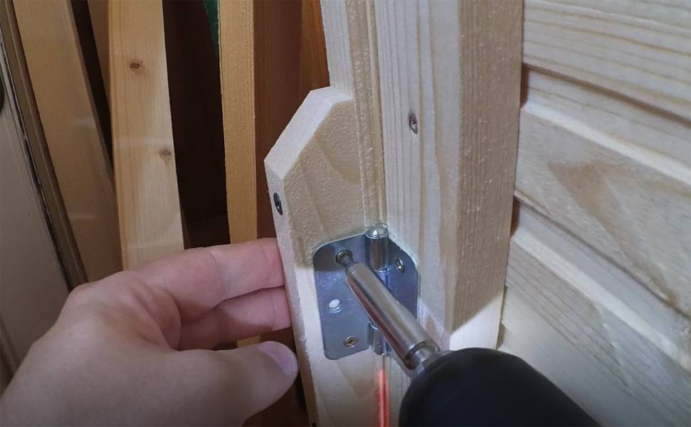 Деревянные двери жалюзийные: устройство, комплектующие, особенности монтажа и эксплуатации