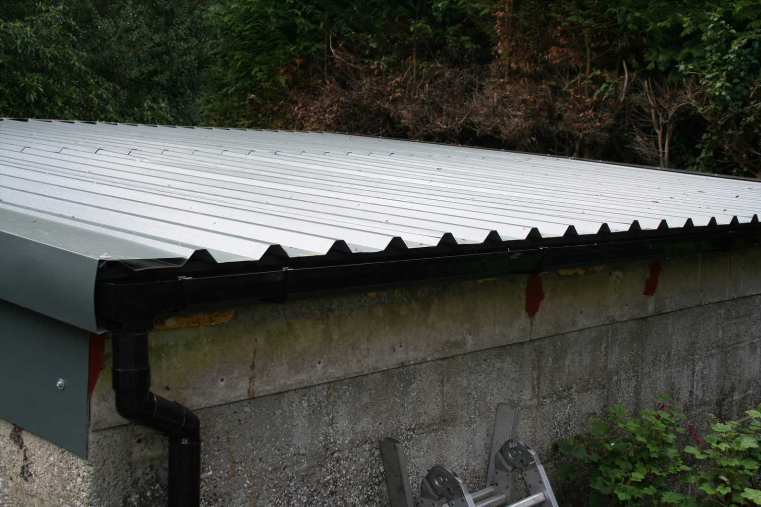 Как сделать на гараже односкатную крышу из профнастила: инструкция