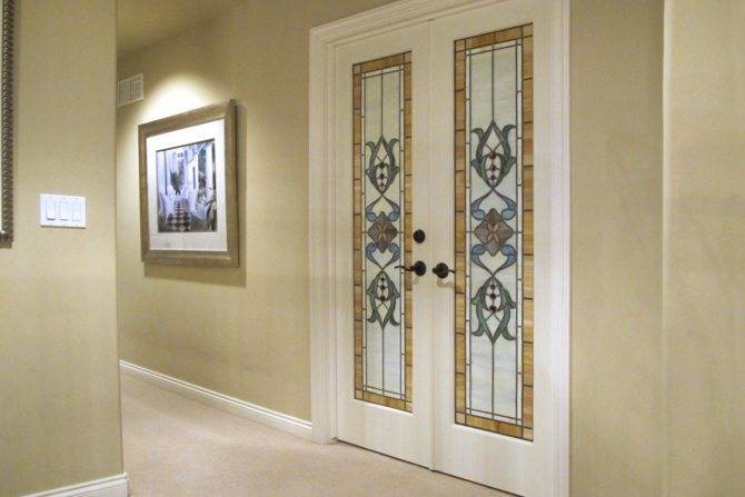 Особенности выбора межкомнатных дверей со стеклянными вставками