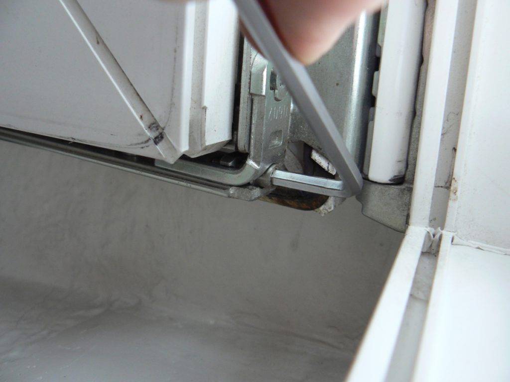 Как отрегулировать пластиковую балконную дверь самостоятельно: поломки и работа по настройке и регулировке