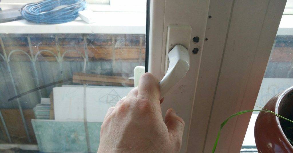 Как открыть заклинившую пластиковую дверь своими руками изнутри и снаружи