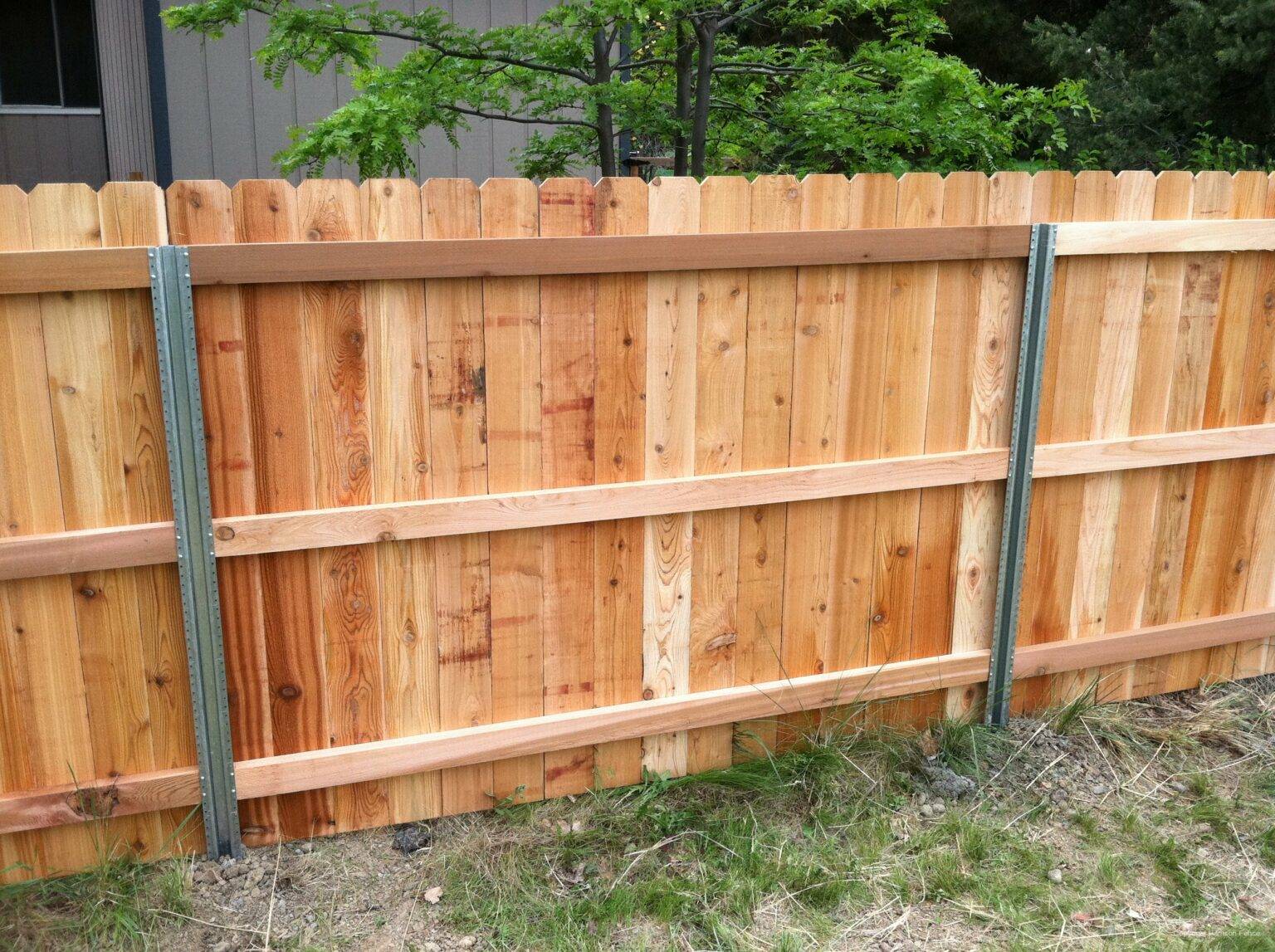 Как сделать деревянный забор — простая пошаговая инструкция для начинающих