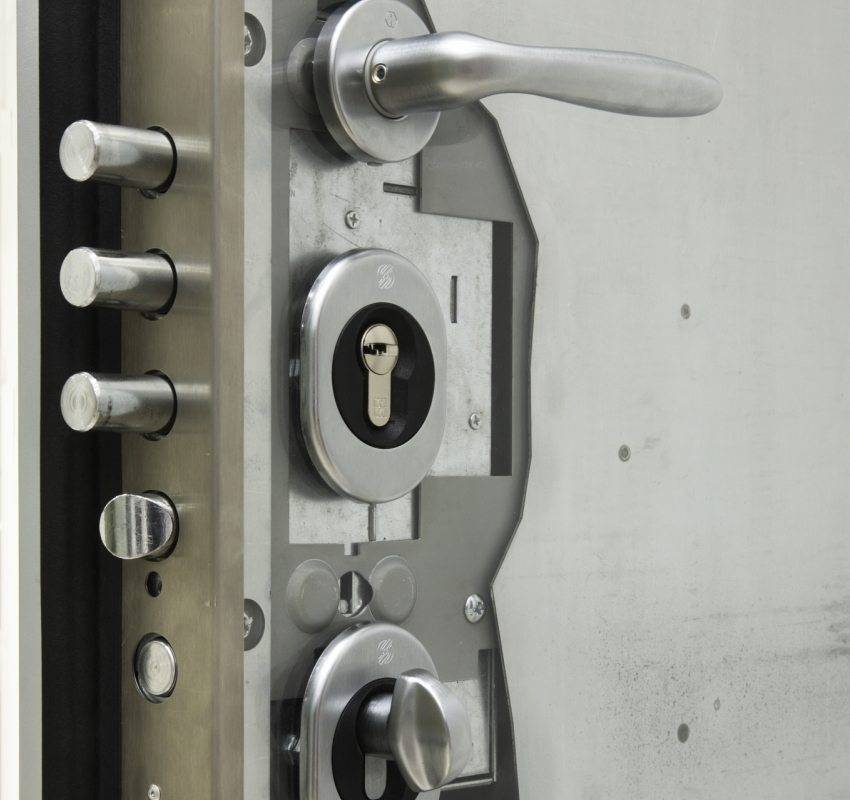 Замки для входных металлических дверей: врезные, навесные и накладные, рейтинг производителей