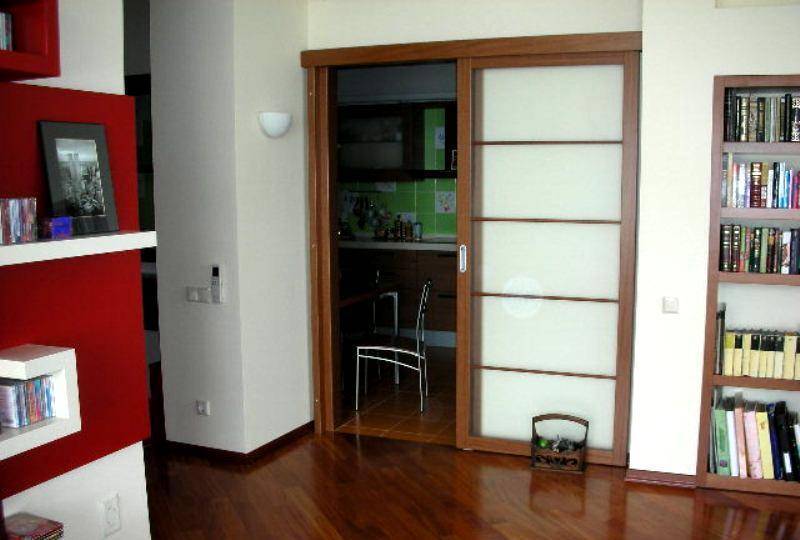 Большие раздвижные двери между кухней и гостиной