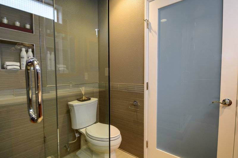 Как выбрать надёжную стеклянную дверь для ванной и туалета