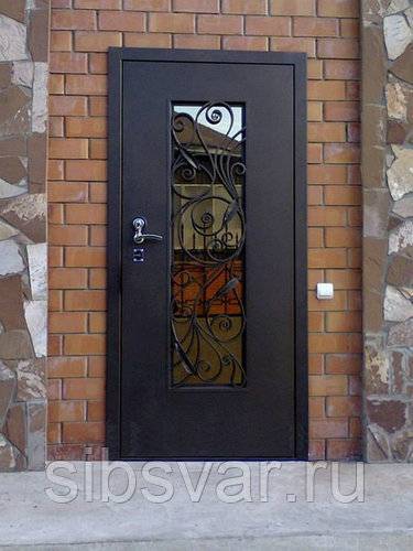 Входные металлические двери со стеклом: производство стеклопатеков из железа