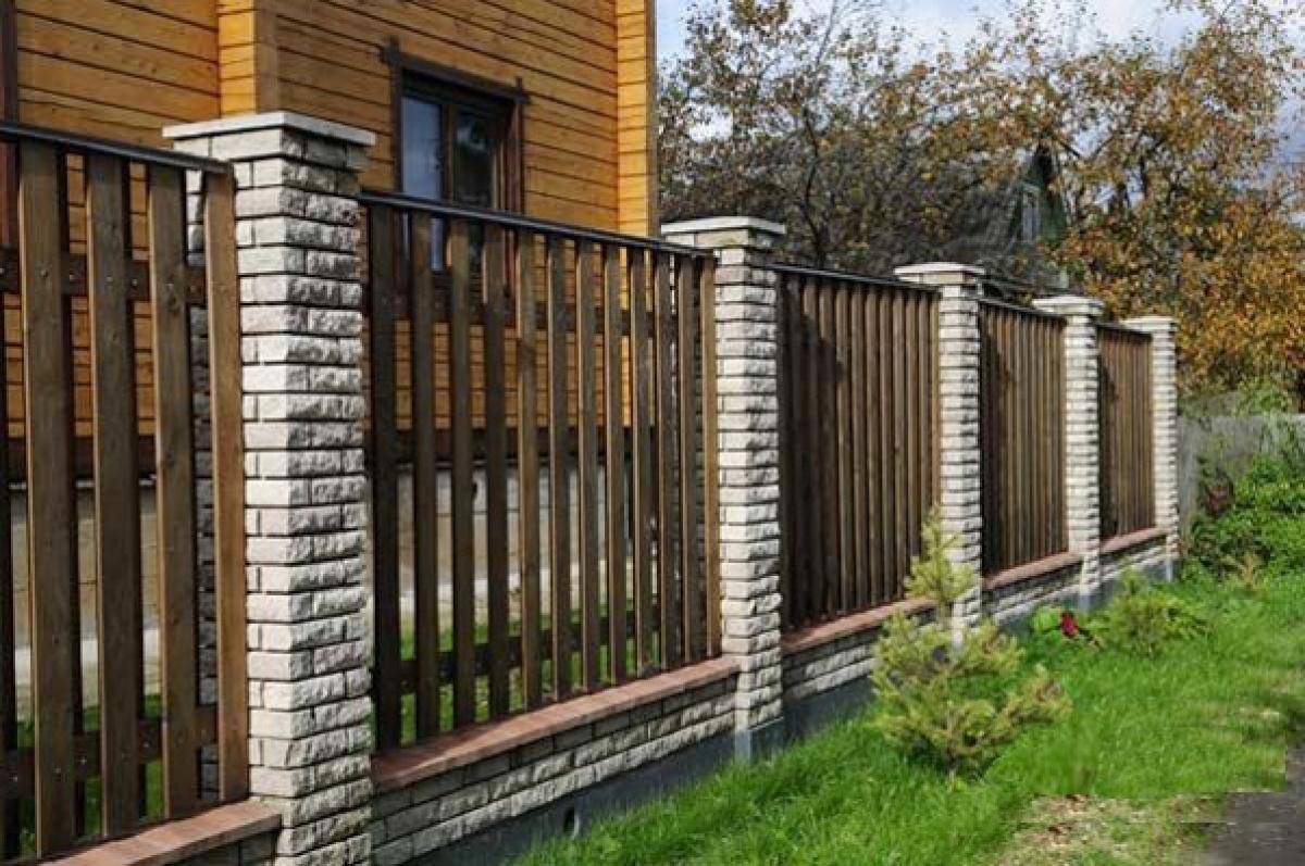 Строительство заборов в московской области. Деревянный забор. Заборы деревянные комбинированные. Красивый забор. Комбинированный забор из дерева.