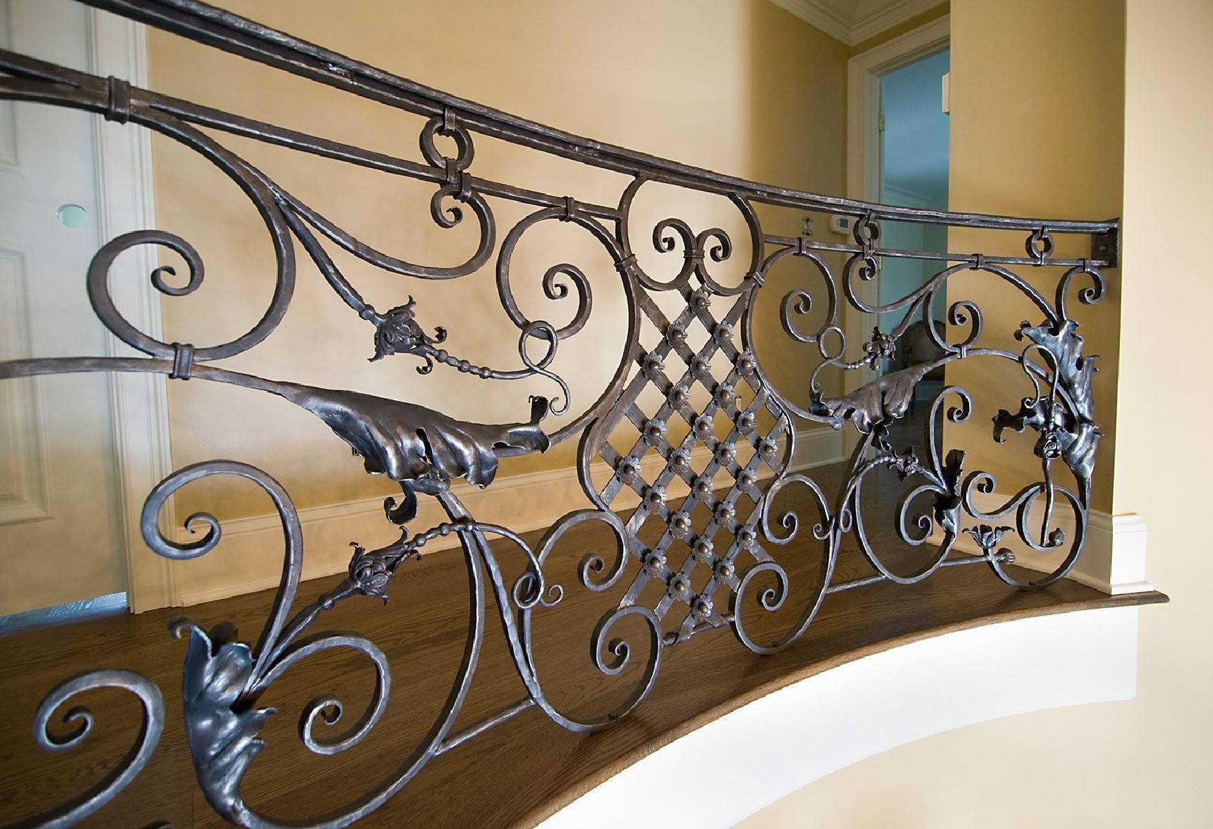 Особенности кованых перил для лестниц в доме, где принято устанавливать и как создать конструкцию для дома