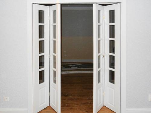 Откатные и раздвижные межкомнатные двери: их преимущества, недостатки и особенность конструкции