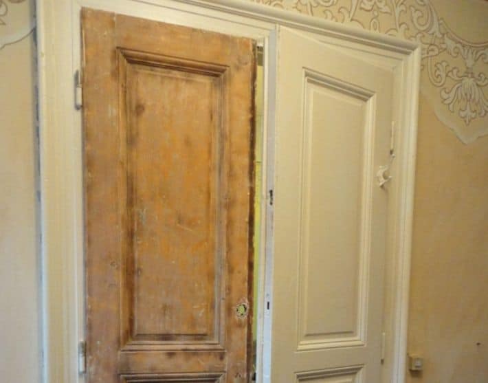 Как самостоятельно отреставрировать деревянную, металлическую или пластиковую дверь в межкомнатном проёме